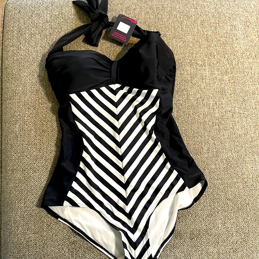 NWT Women’s Black & White XL slimming bathing suit.